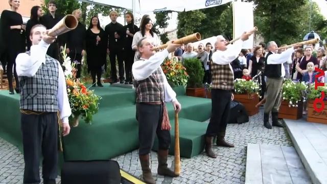 Tautinio himno giedojimas Šv. Kotrynos bažnyčios skverelyje смотреть онлайн
