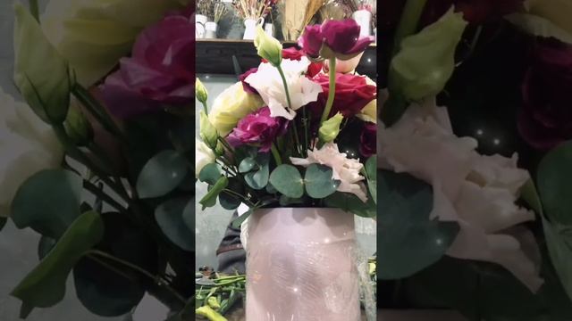 МК по составлению композиции из срезанных цветов в шляпную коробку Fleur&Décor смотреть онлайн