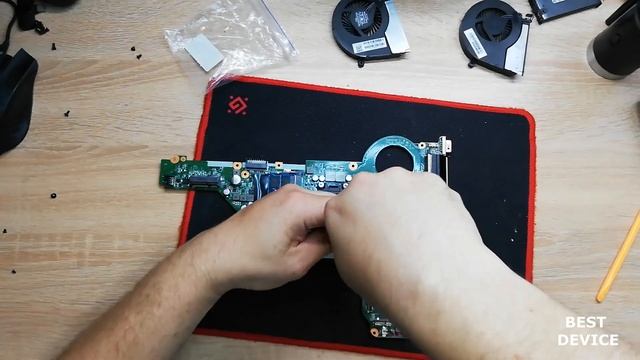 Как разобрать HP 17-e001er Апгрейд, замена термопасты, установка SSD смотреть онлайн
