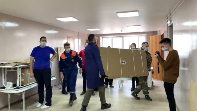 Осипов с волонтёрами таскает мебель для открытия моногоспиталя смотреть онлайн