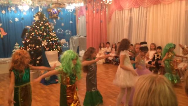 Новогодний танец русалок смотреть онлайн