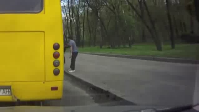 Водитель вышвиривает пьяного из автобуса смотреть онлайн