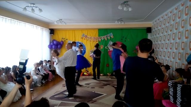 Отец и дочь, трогательный танец... смотреть онлайн