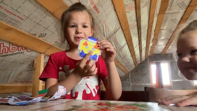 Полина с Соней показывают свои картинки по клеточкам смотреть онлайн