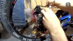 выпрямляем погнутый восьмеркой тормозной диск ротор велосипеда!!!