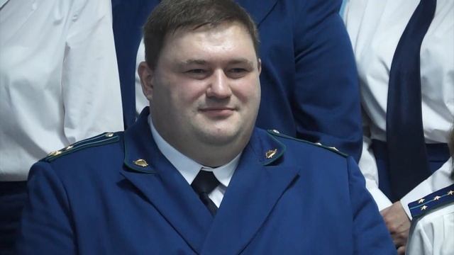 Свой праздник сотрудники прокуратуры встречают в белых рубашках, но на рабочем месте смотреть онлайн