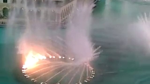 Фонтан около небоскрёба Бурж Халифа в Дубае смотреть онлайн