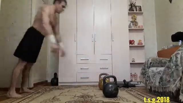 Необычные отжимания на двух гирях 10 раз ?? смотреть онлайн