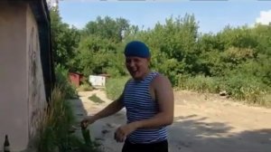 Десантник разбивает об голову бутылку