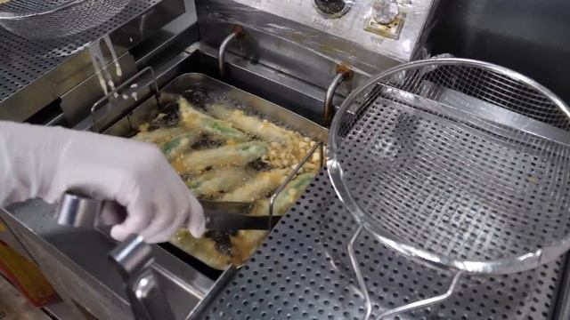 쫀득함의 끝판왕! 전국에서 찾아오는 대왕 쌀 떡볶이 몰아보기 / Big Size! Spicy rice cake Tteokbokk / Korean street food смотреть онлайн