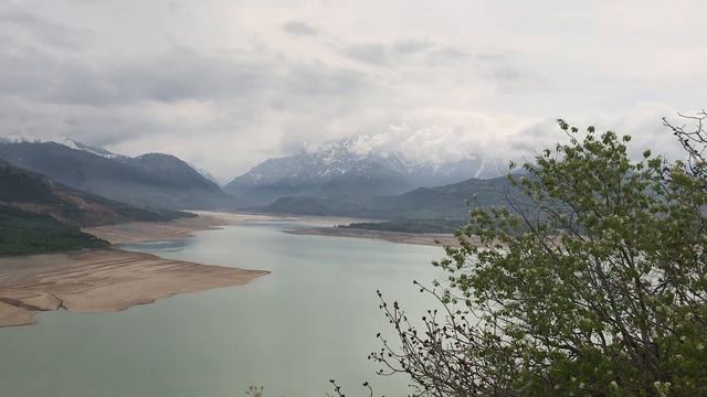Долина реки Пскем и Чарвакское водохранилище в начале апреля, в полдень смотреть онлайн