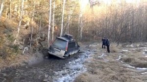 таун айс ноах штурмует бездорожье.