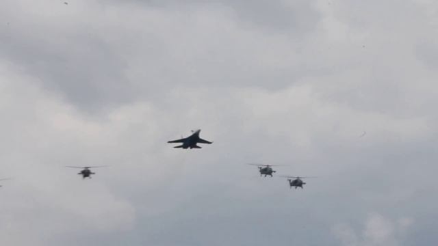 Роспуск и салют Су-27 и Ми-28 аэродром Кубинка смотреть онлайн