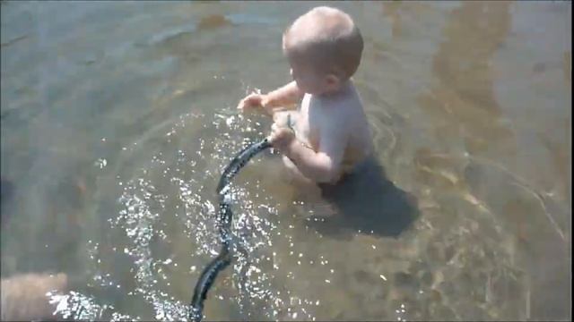 Ребенок и змея.wmv смотреть онлайн