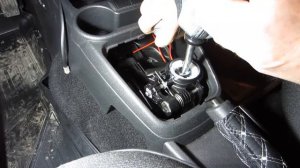 Смазка механизма рычага КПП на Лада Гранта FL