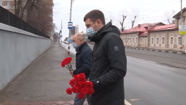В Ульяновске возложили цветы к памятнику жертвам политрепрессий смотреть онлайн