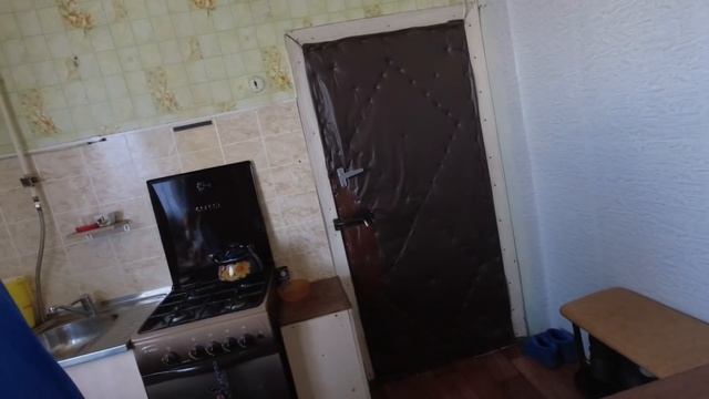 Начали клеить обои на кухне. Кухня стала светлее, чем раньше. смотреть онлайн