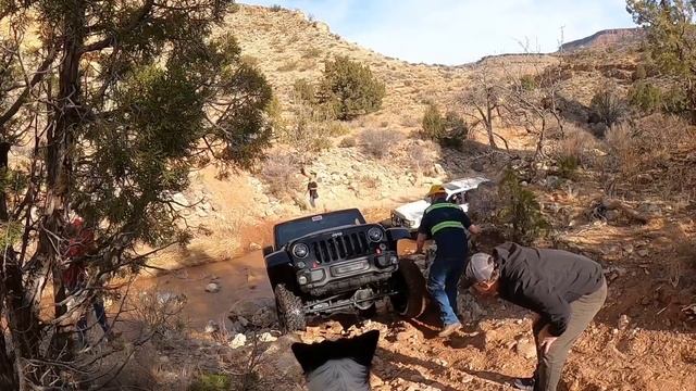 Jeep Wrangler Rubicon vs Toyota Land Cruiser vs XJ смотреть онлайн