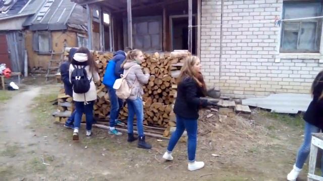 Волонтеры Камышина складывают дрова. Апрель 2016. смотреть онлайн