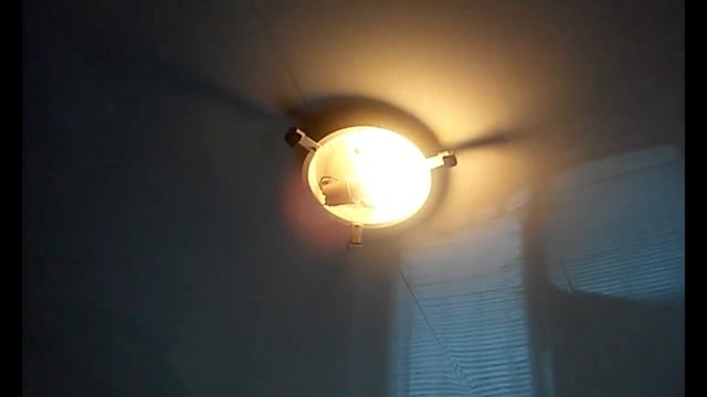 ПРИМЕР СВЕЧЕНИЯ СВЕТОДИОДНОЙ ЛАМПЫ EMILIGHT LED EKO A55 7W AC220V E27 2700K ШАР смотреть онлайн