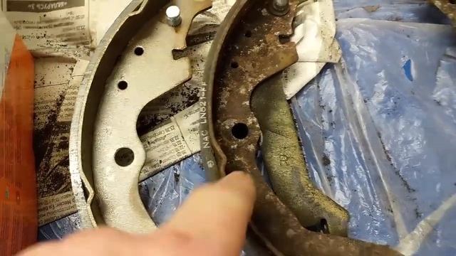 Понтиак Вайб - замена задних тормозных колодок и регулировка ручника. смотреть онлайн