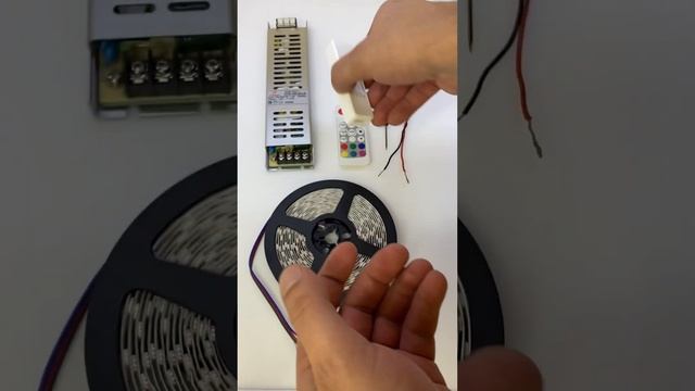 Как подключить RGB Светодиодную ленту к блоку питания #шортс #освещение #светодиоднаялента