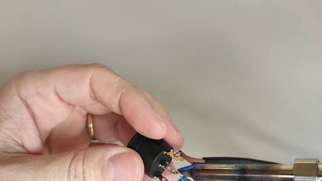 INTERRUPTOR LUMINOSO DE TRÊS PINOS. смотреть онлайн