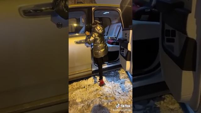 Роллс Ройс испугал Златочку ?? смотреть онлайн