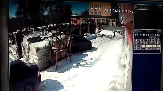 Быстрая уборка снега с крыши смотреть онлайн