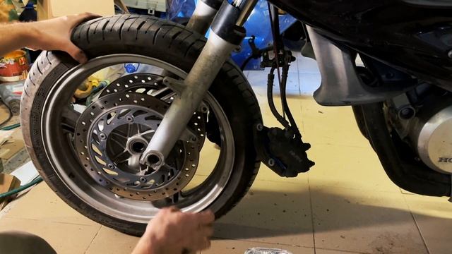 Замена передних тормозов Honda Deauville NT700V | How to change front brake pads and disks смотреть онлайн