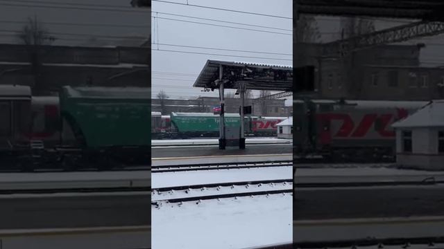 2ТЭ116-1049 С небольшим грузовым поездом Мимо станции Воронеж-1 смотреть онлайн
