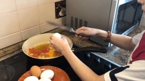 Как сделать очень вкусный омлет с помидорами без молока на завтрак ??!