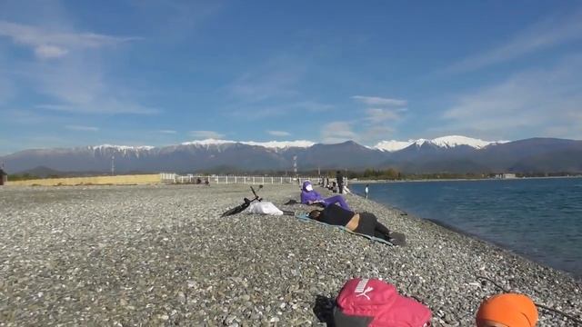 Пляж на Черном море в Имеретинской бухте. Адлер. Пгт Сириус. Сочи. Ей бы купальники рекламировать! смотреть онлайн