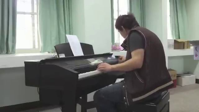 和老弟.隨性研究彈奏～花了10分鐘了解這台 16萬的電鋼琴＾＾ смотреть онлайн