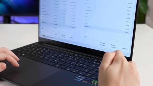 En ultragrym laptop - Samsung Galaxy Book3 Ultra смотреть онлайн