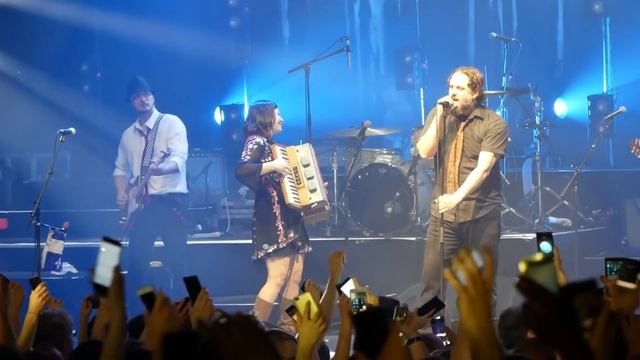 Les Cowboys Fringants - Les étoiles filantes - Live Olympia Paris 2018 смотреть онлайн