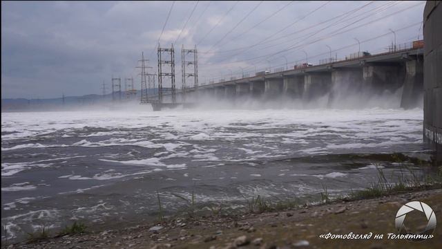 Сброс воды через водосливную плотину Жигулевской ГЭС смотреть онлайн
