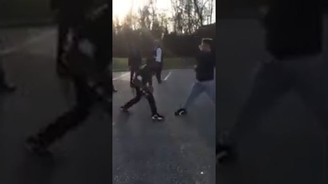 ДРАКА на улице! Боксёр против уличного бойца!!.mp4 смотреть онлайн