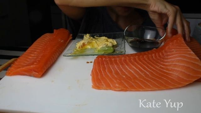 BIG ASMR SALMON - REAL SAVAGE EATING - BIG BITES смотреть онлайн