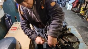 Новая YAMAHA 20 .. 4- такта . РАСПАКОВКА.. обзор мотора и первый запуск!