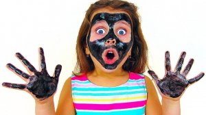 Милана показывает папе правила поведения для детей