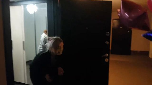 Торт в лицо! Поздравление подруги. С днем рождения, короче! Рожой в торт. Лайфхак. Юмор. смотреть онлайн