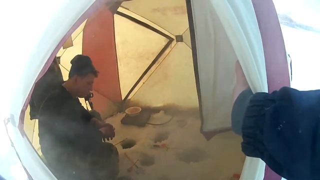 На улице МЕТЕЛЬ а мы в палатке. КАРАСЬ НА УДОЧКУ. Рыбалка зимой 2021. смотреть онлайн