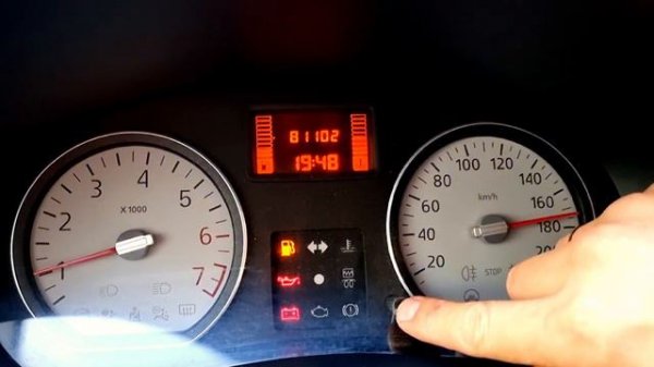 не гаснет лампа уровня топлива Рено .Решение! #renault #logan #поломка#бортовой компьютер