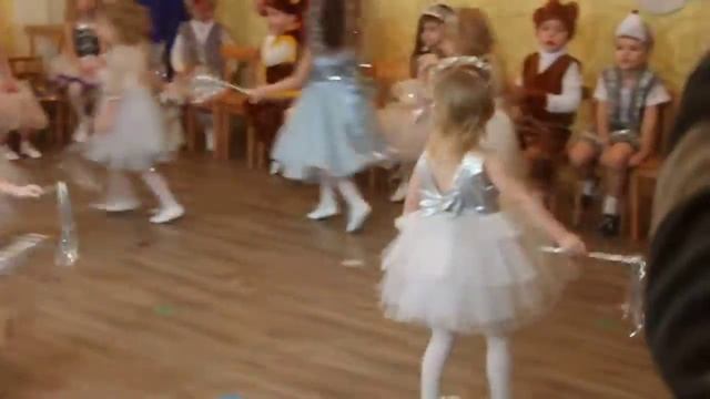 Снежинка Снежинка с детском садике Новый год смотреть онлайн