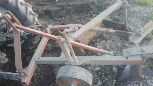 Оранка саморобним кінним плугом якому вже років 100. смотреть онлайн