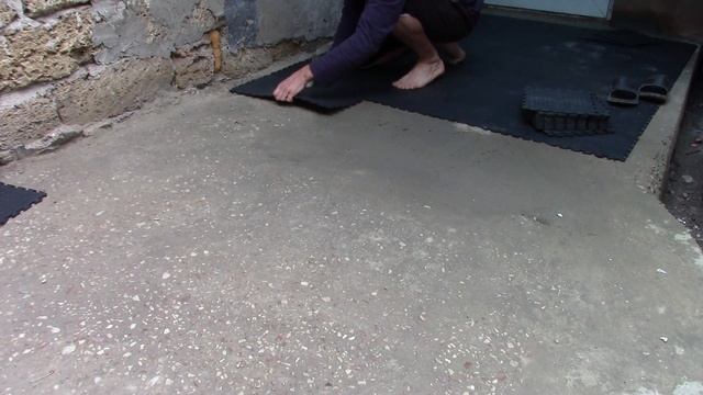 Крошится бетон? Плитка ПВХ, как вариант борьбы с этой проблемой. смотреть онлайн