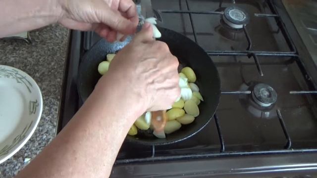Молодая жареная картошка с яйцом. Жареный Молодой картофель с луком. Домашние секреты смотреть онлайн