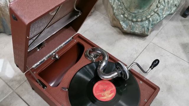 Иван Шмелев — Физкультурная, патефон завода «Молот» в магазине «Лавка старины» смотреть онлайн