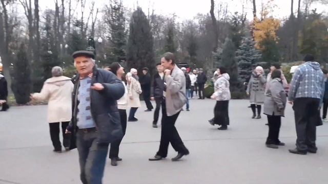 КТО, ЕСЛИ НЕ ТЫ, В СЕРДЦЕ РАСТОПИТ ВСЕ ЛЬДЫ! СЧАСТЛИВЫЕ МОМЕНТЫ ИЗ ПАРКА ГОРЬКОГО ХАРЬКОВ ТАНЦЫ смотреть онлайн